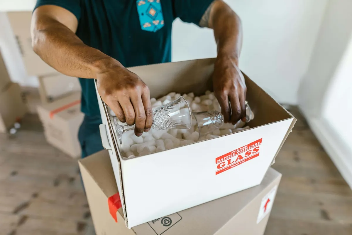 Équipe de déménagement préparant le chargement des cartons
